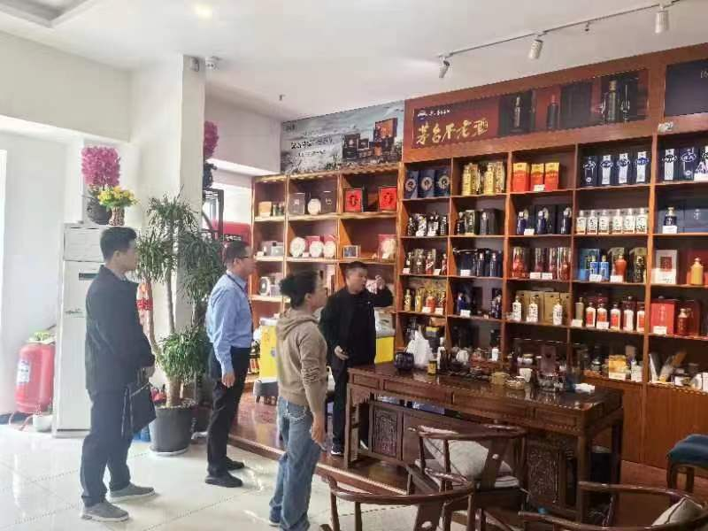 商丘市市場(chǎng)監(jiān)管局重拳出擊 全面啟動(dòng)“特供酒”清源打鏈專(zhuān)項(xiàng)行動(dòng)